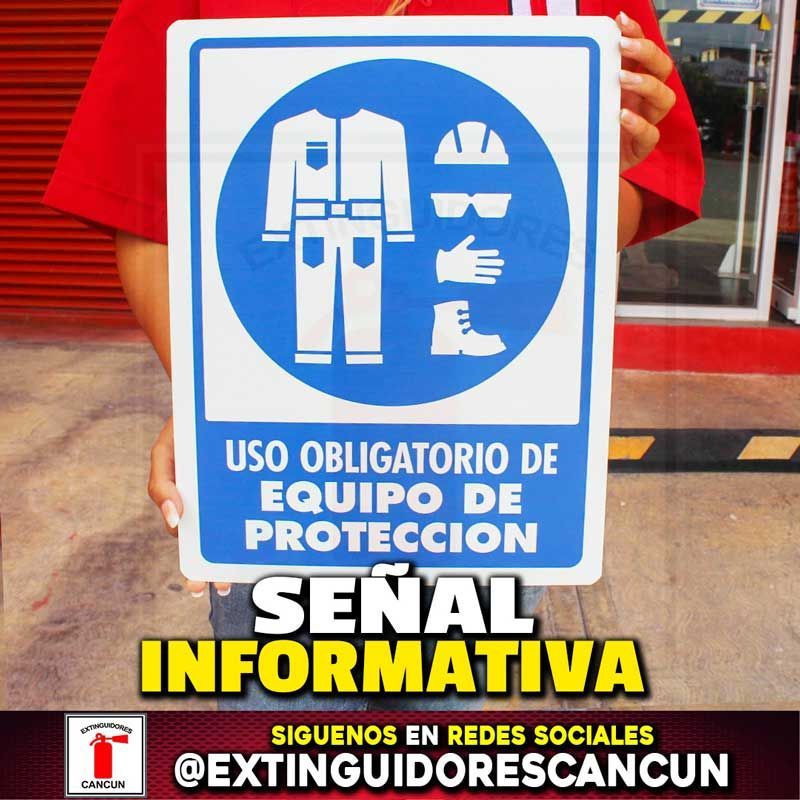 A person is holding a sign that says uso obligatorio de equipo de proteccion