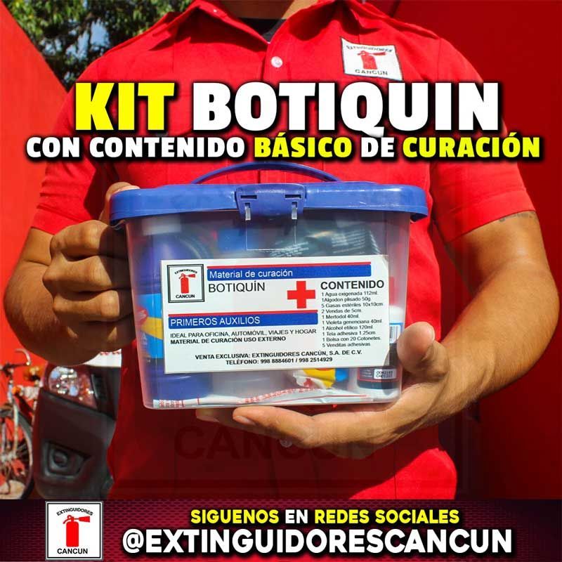 Un hombre con una camisa roja sostiene un botiquín de primeros auxilios.