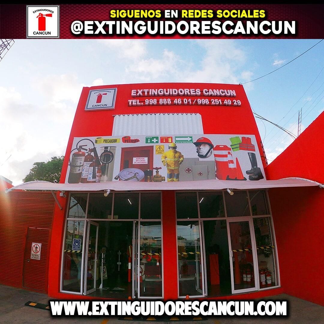 Un edificio rojo con un cartel que dice extintores cancun.
