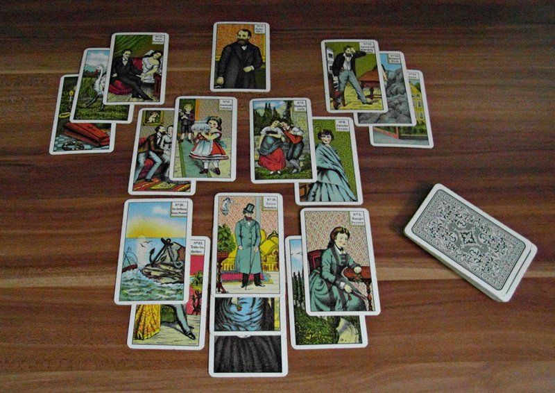 Ein Tarotkartenspiel auf einem Holztisch