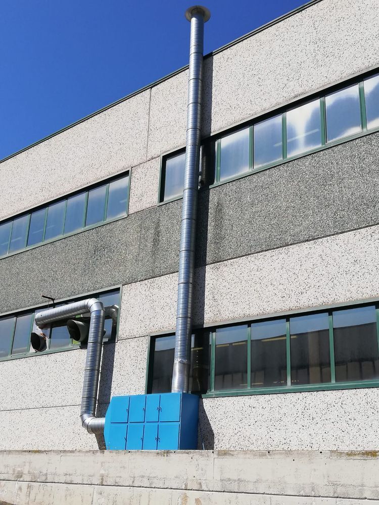 Un edificio con una scatola blu sul lato