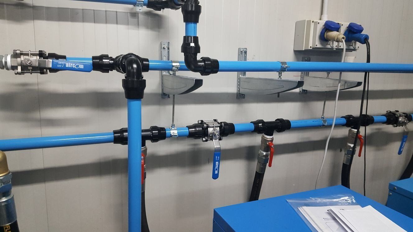 Una fila di tubi blu collegati a una macchina in una stanza.