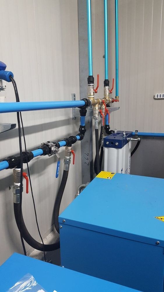 Una stanza con tubi blu e una scatola blu