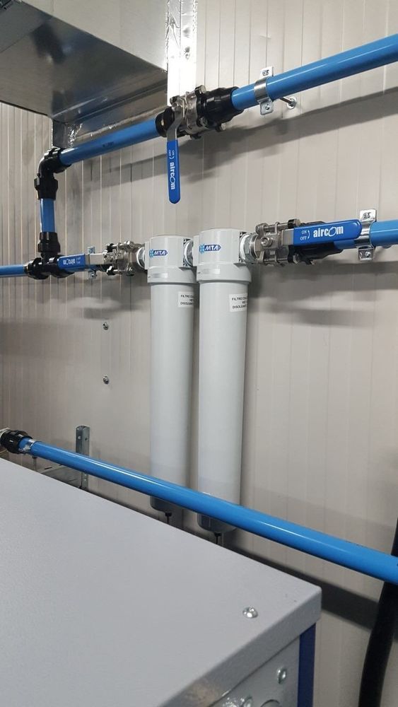 Un primo piano di un sistema di tubazioni in una stanza.