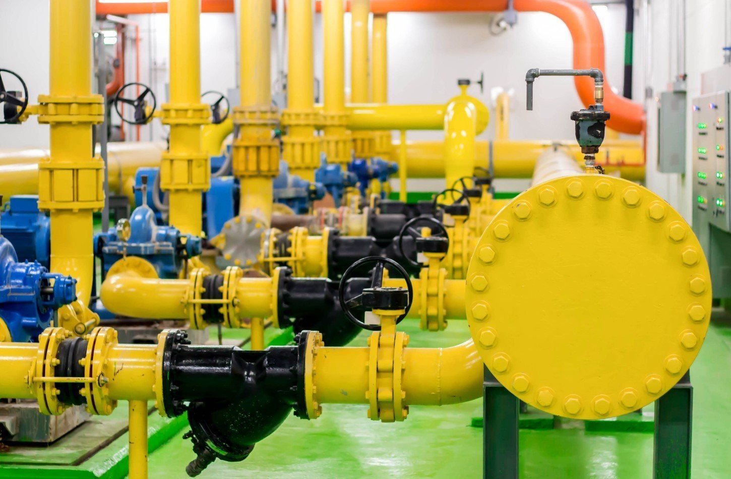 Un mucchio di tubi gialli sono parcheggiati in una stanza.