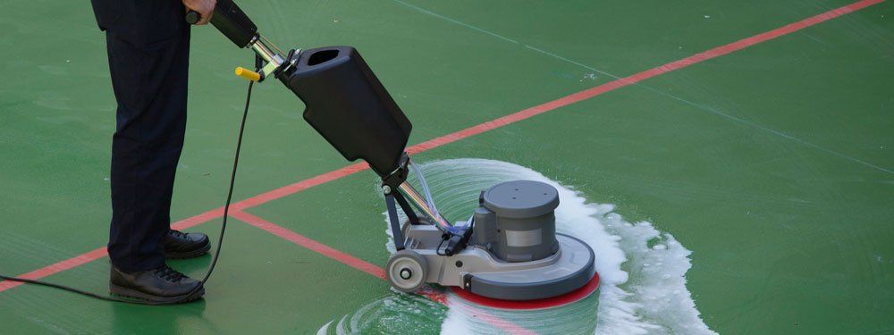 Asergin S.A.S. persona realizando aseo