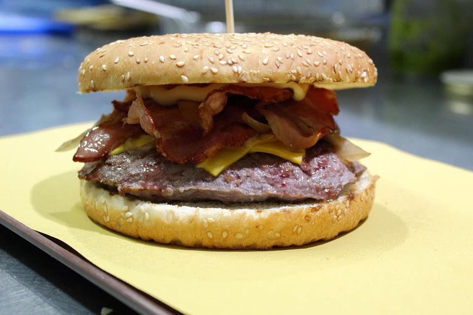 panino con hamburger, bacon e formaggio