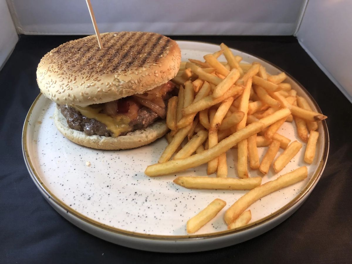 hamburger con patatine