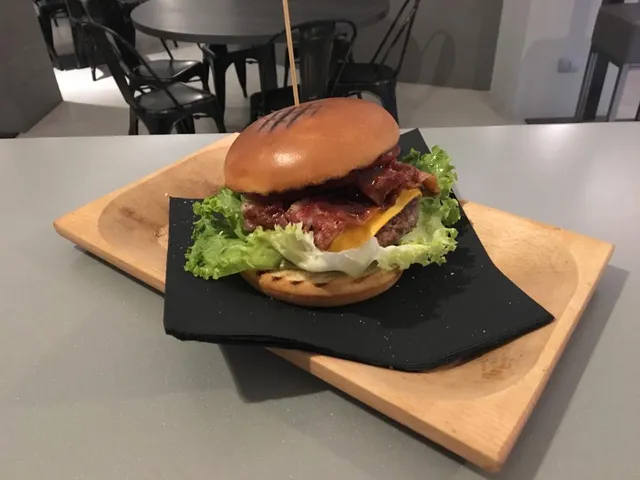 panino con carne e insalata