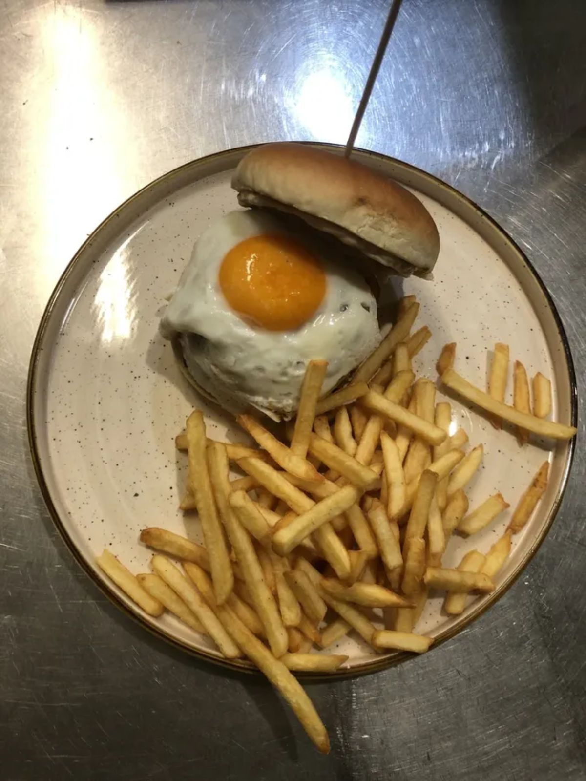 panino con hamburger e uovo