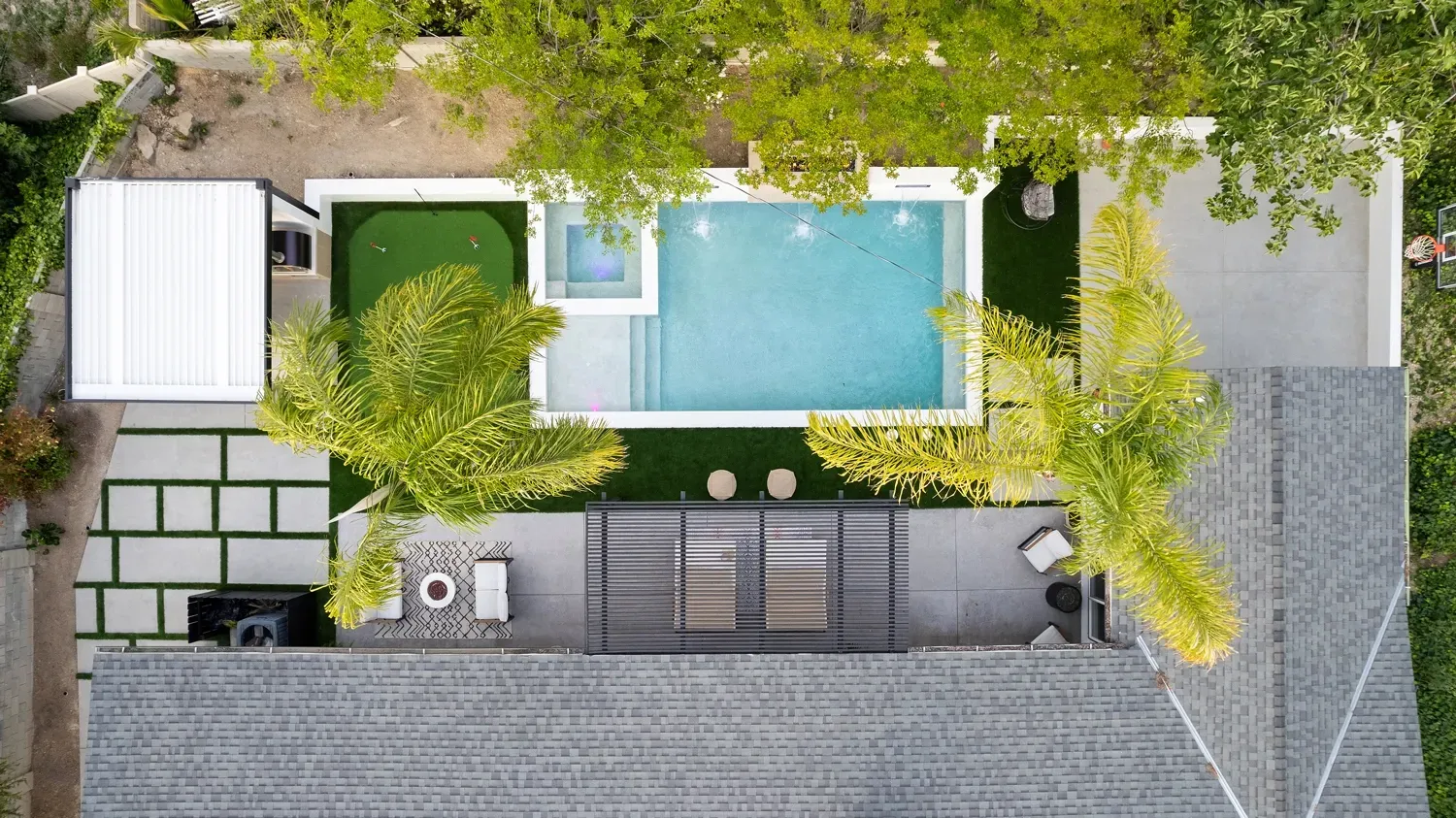 Luxury Swimming pool in Woodland Hills, CA