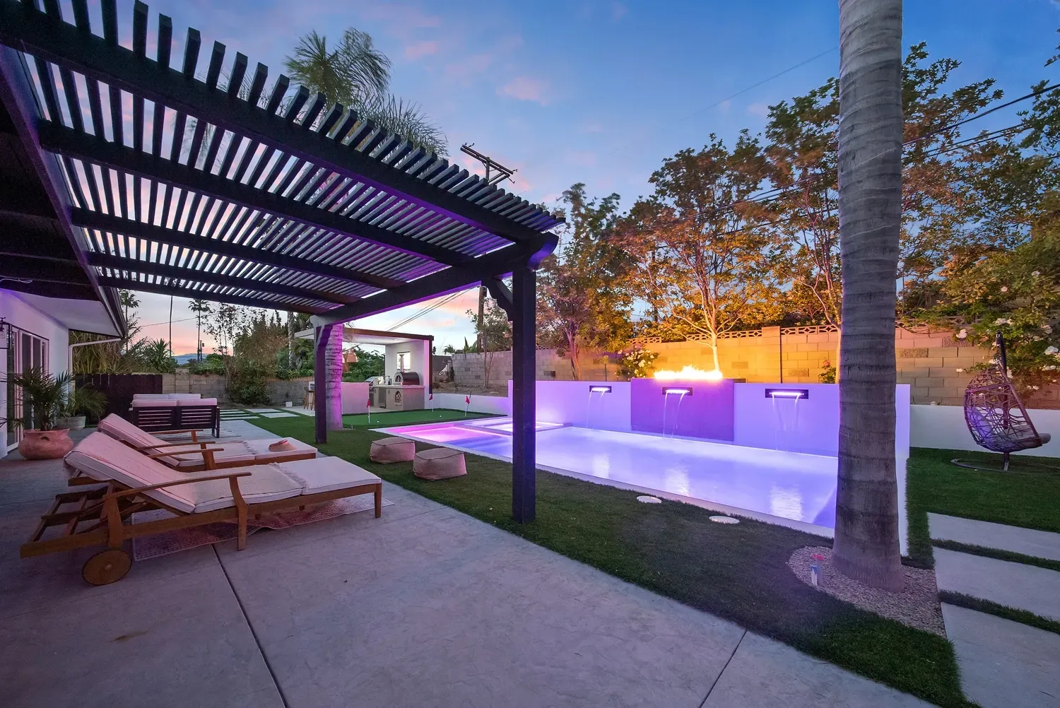 Luxury Swimming pool in Woodland Hills, CA