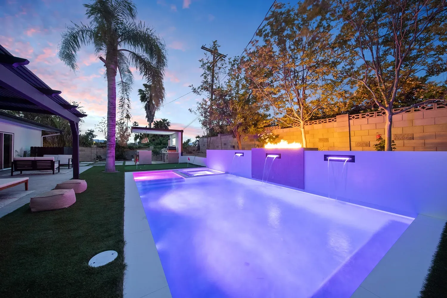 Luxury Swimming pool in Woodland Hills, CA