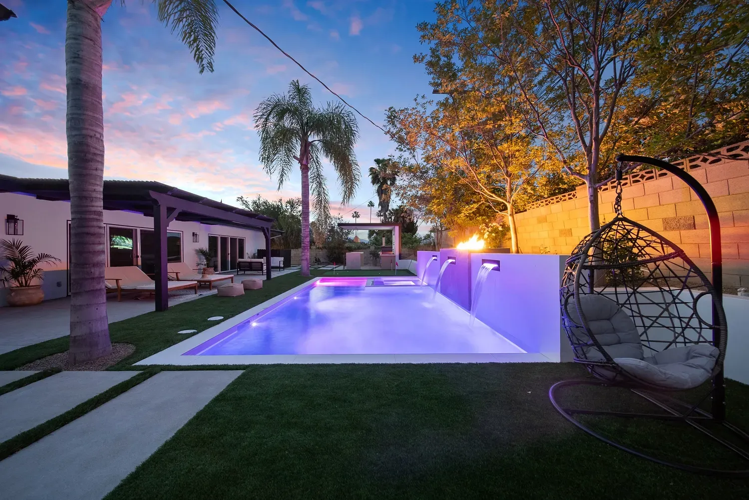 Luxury Swimming pool in Woodland Hills, CA