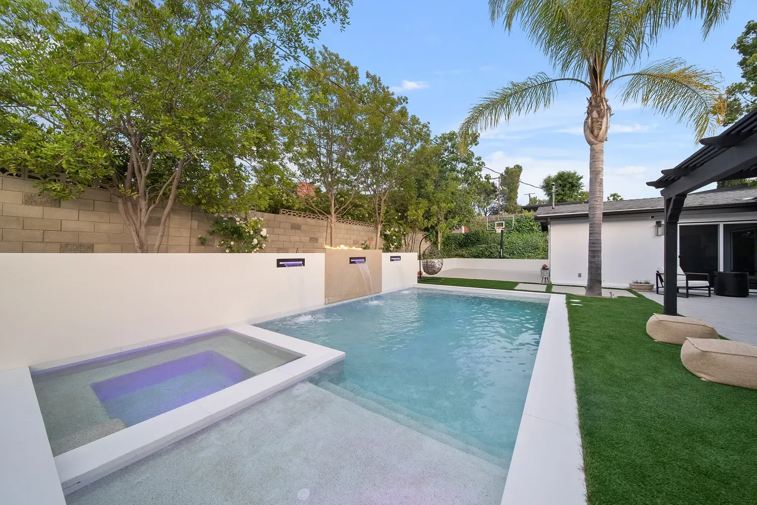 Luxury Swimming pool in Woodland Hills, CA