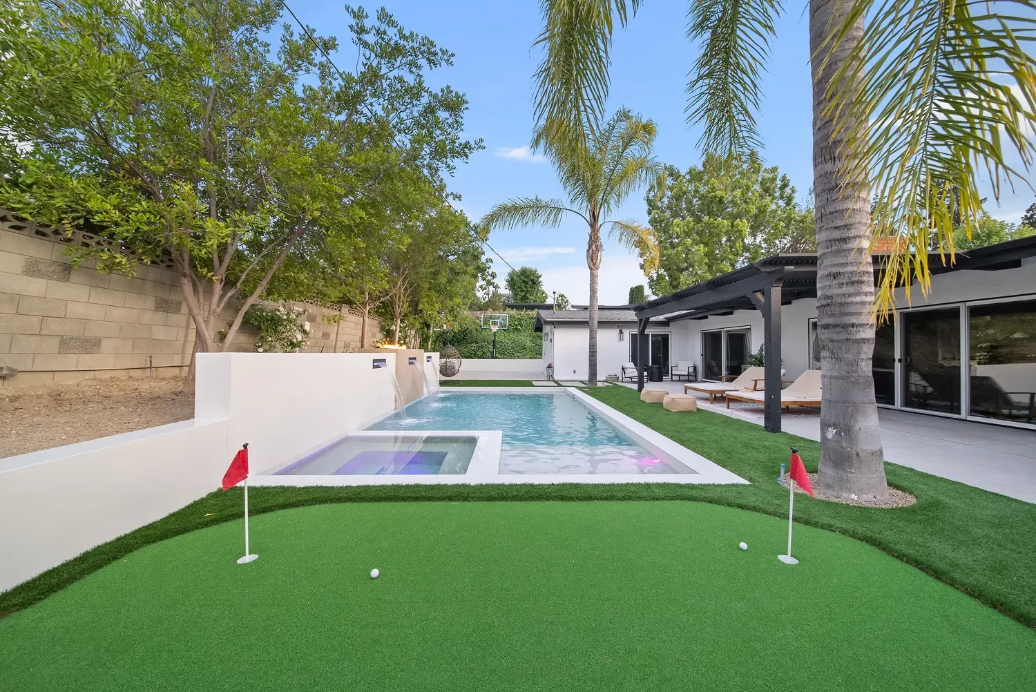 Luxury Swimming pool in Woodland Hills, CA