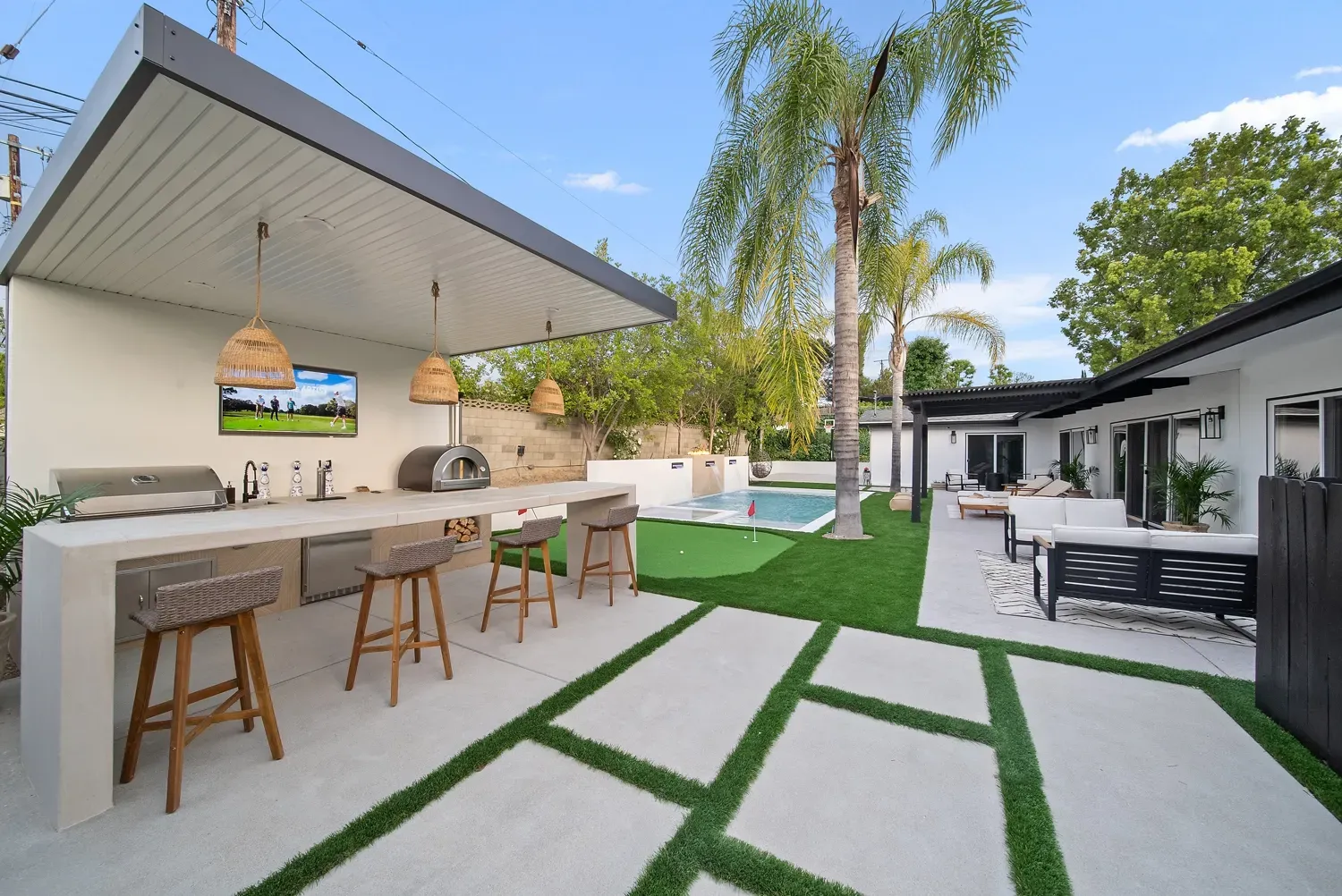 Luxury Swimming pool in Woodland Hills, CA