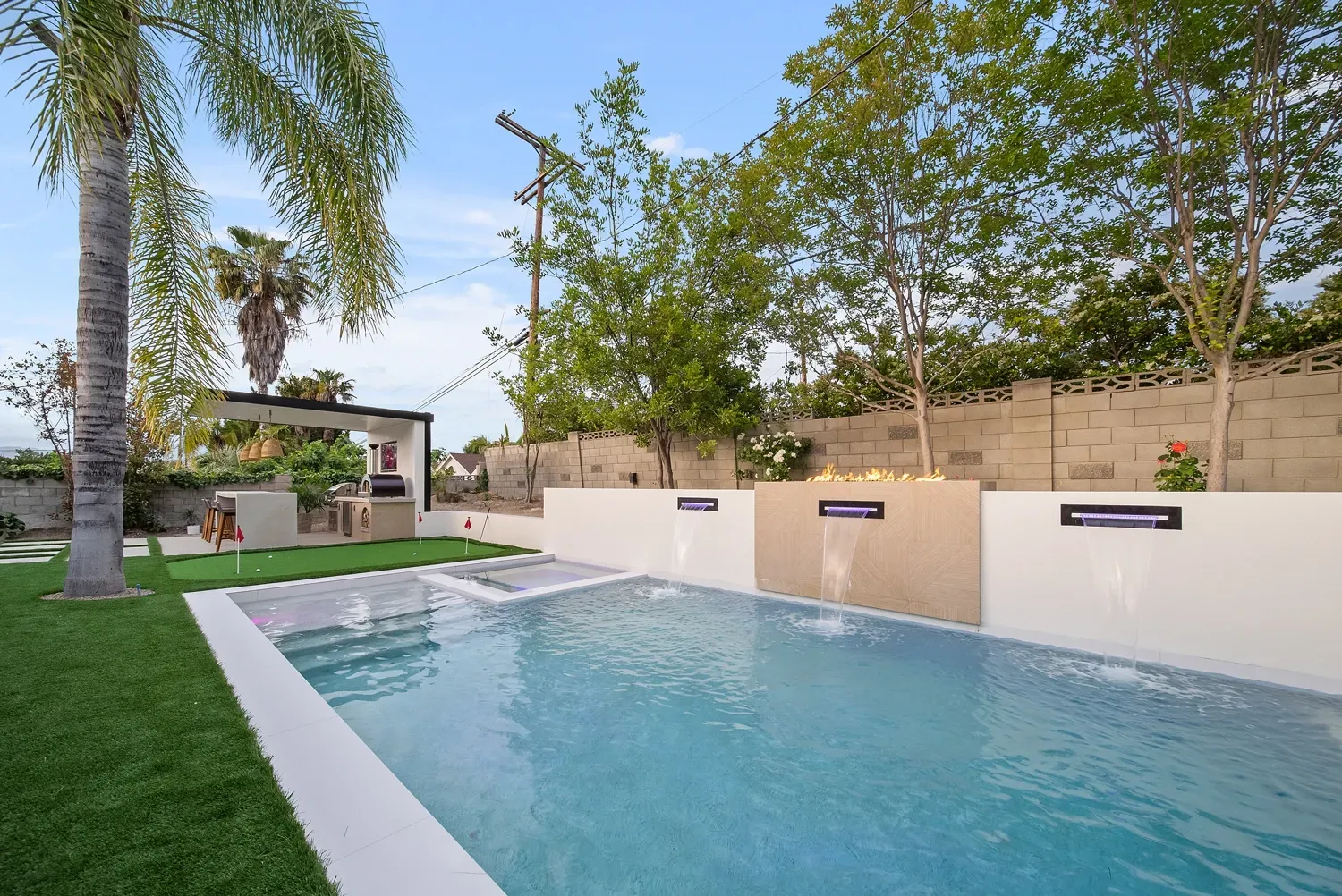 Luxury Swimming pool in Woodland Hills, CA