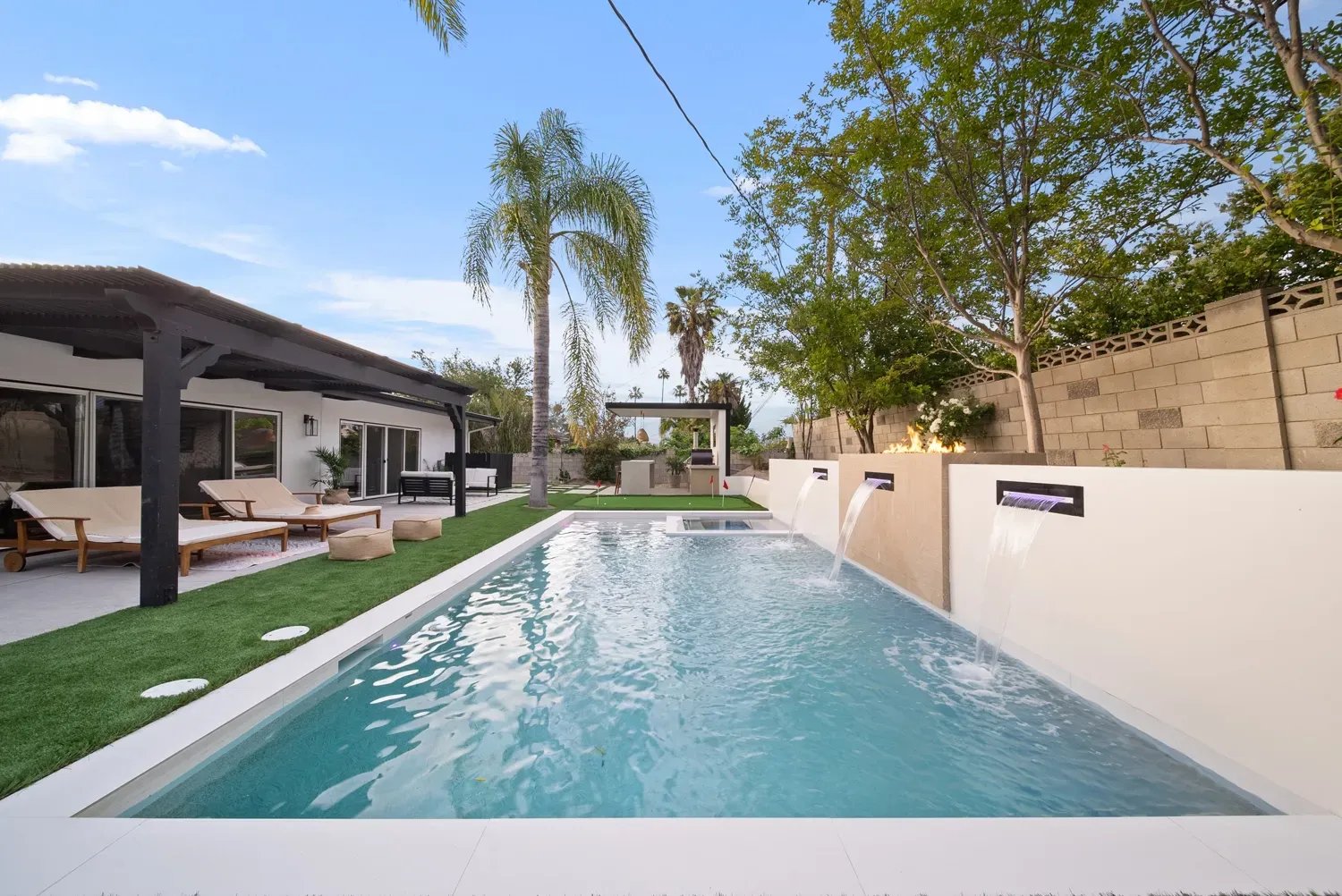 Luxury Swimming pool in Woodland Hills, CA