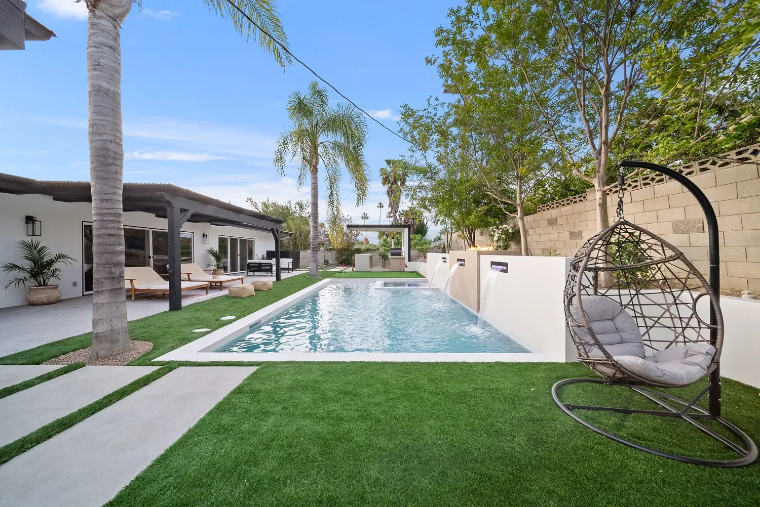 Luxury Swimming pool in Woodland Hills, CA