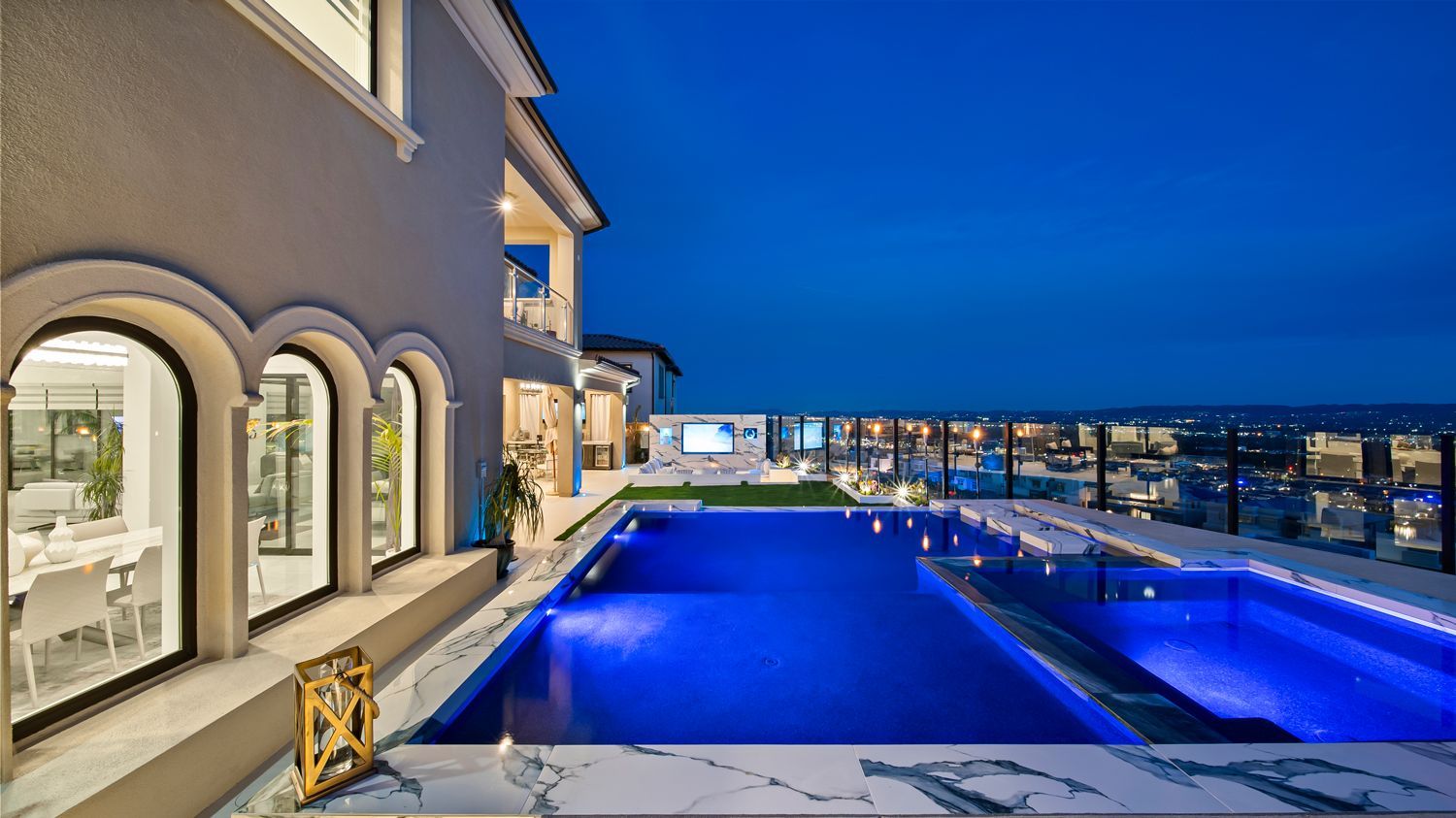 Luxury Swimming pool in Porter Ranch, CA.