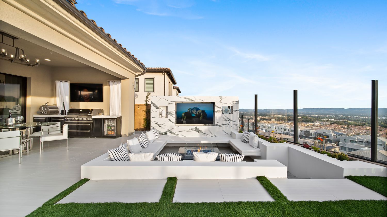 Luxury Swimming pool in Porter Ranch, CA.