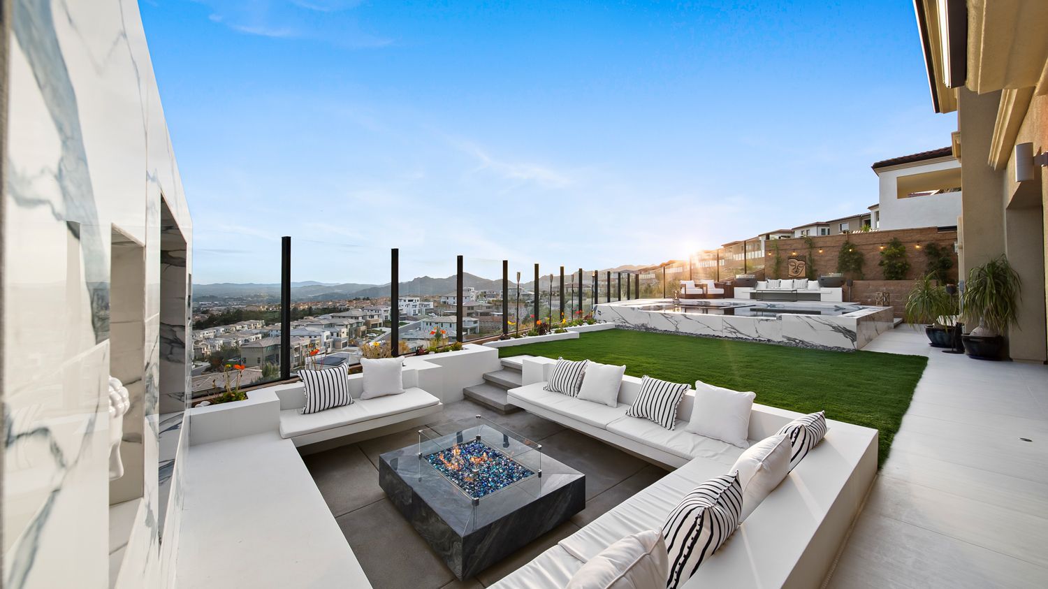 Luxury Swimming pool in Porter Ranch, CA.
