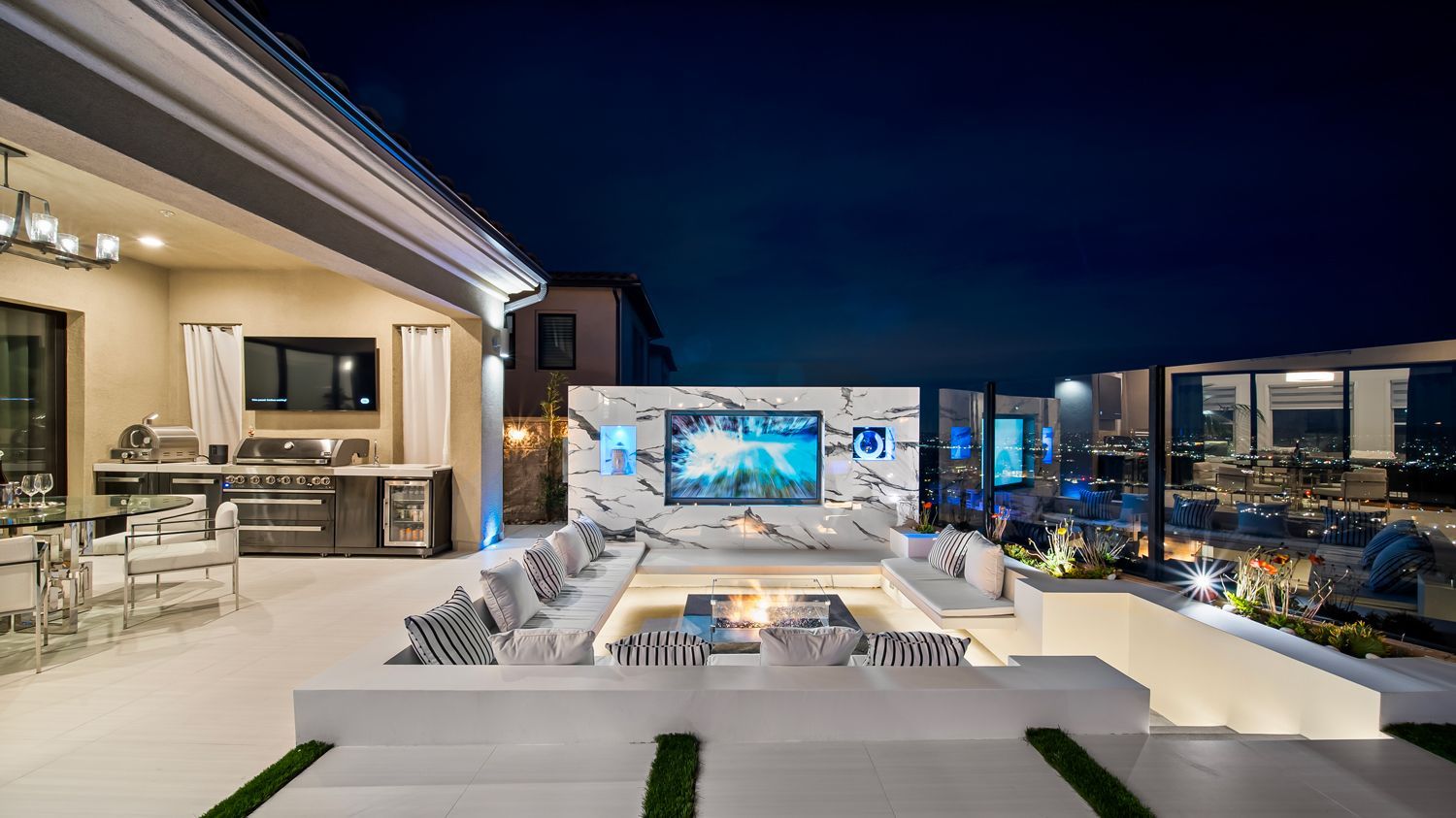 Luxury Swimming pool in Porter Ranch, CA.