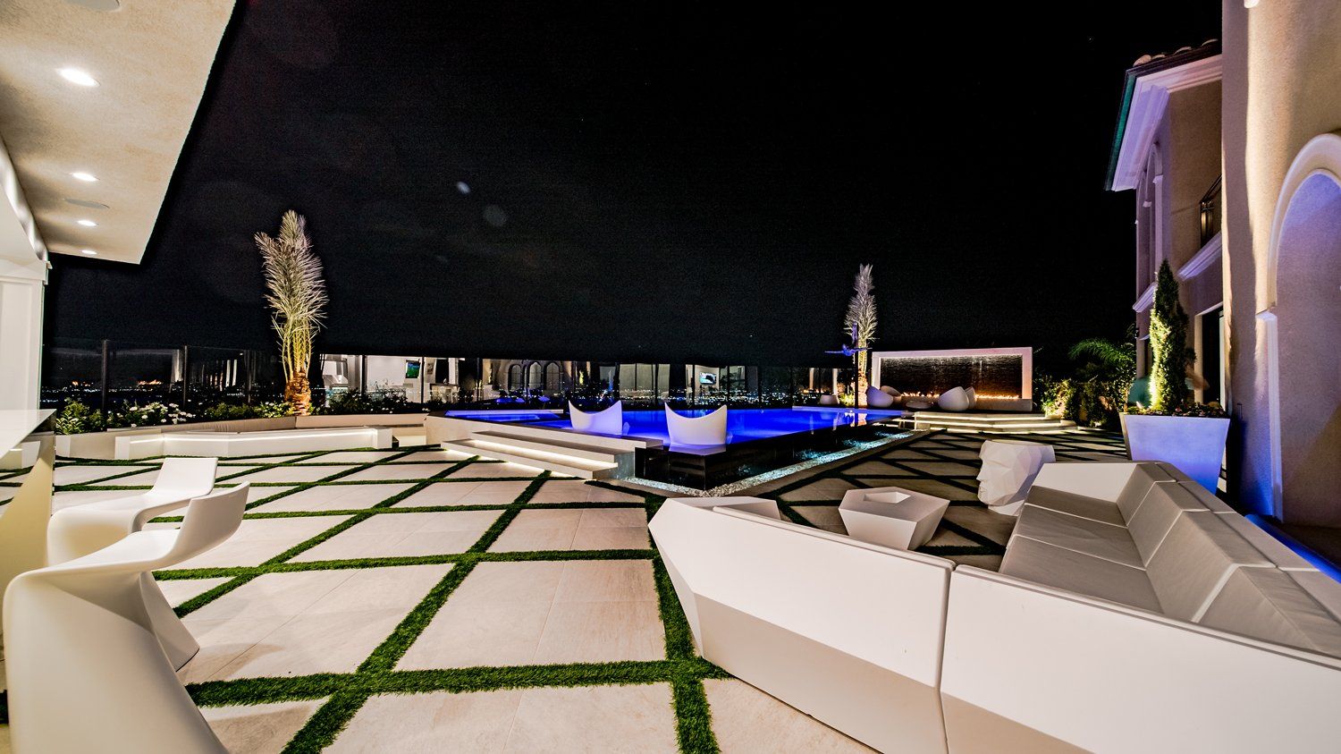 Luxury Swimming pool in Porter Ranch, CA.