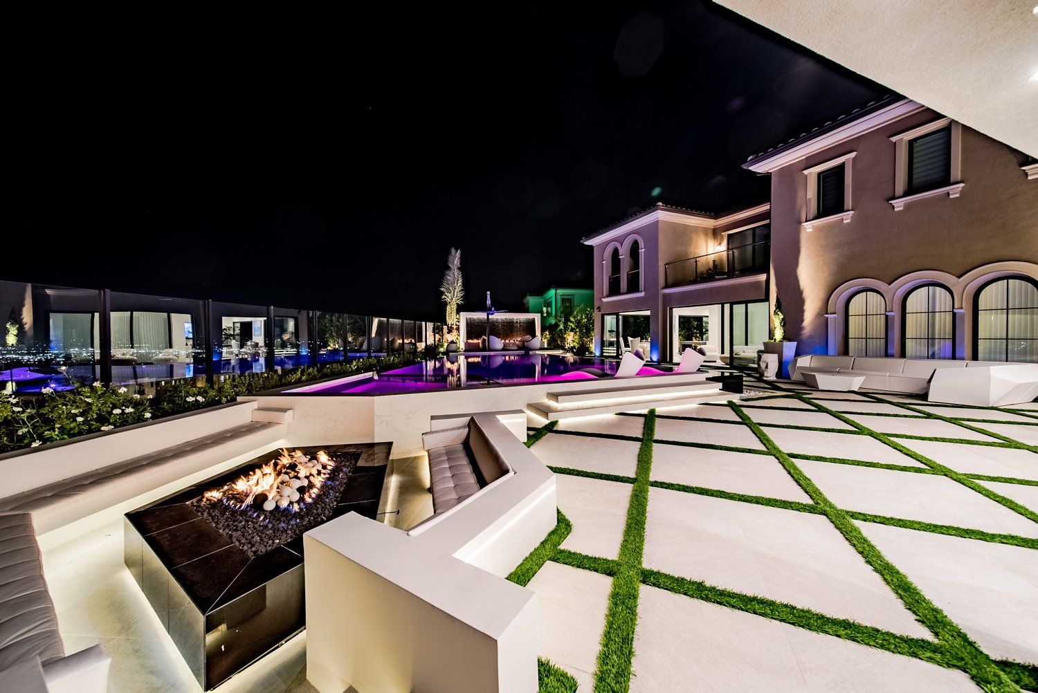 Luxury Swimming pool in Porter Ranch, CA.