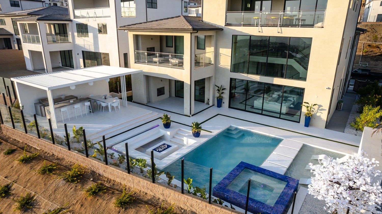 Luxury Swimming pool in Porter Ranch, CA.