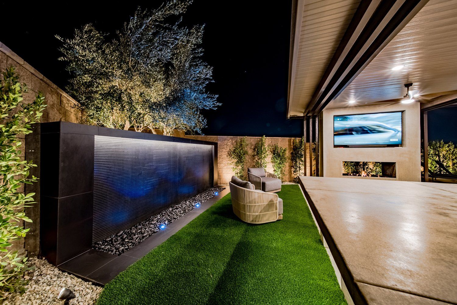 Luxury Swimming pool in Porter Ranch, CA.
