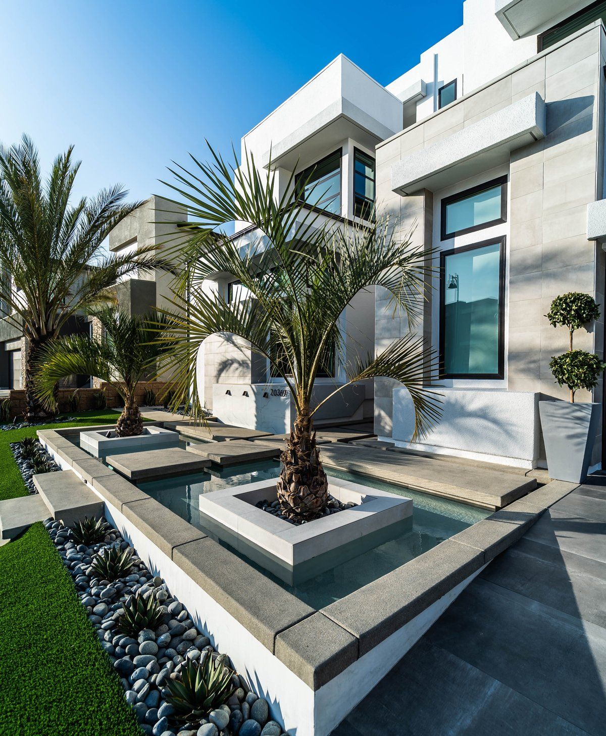 Luxury Swimming pool in Porter Ranch, CA.