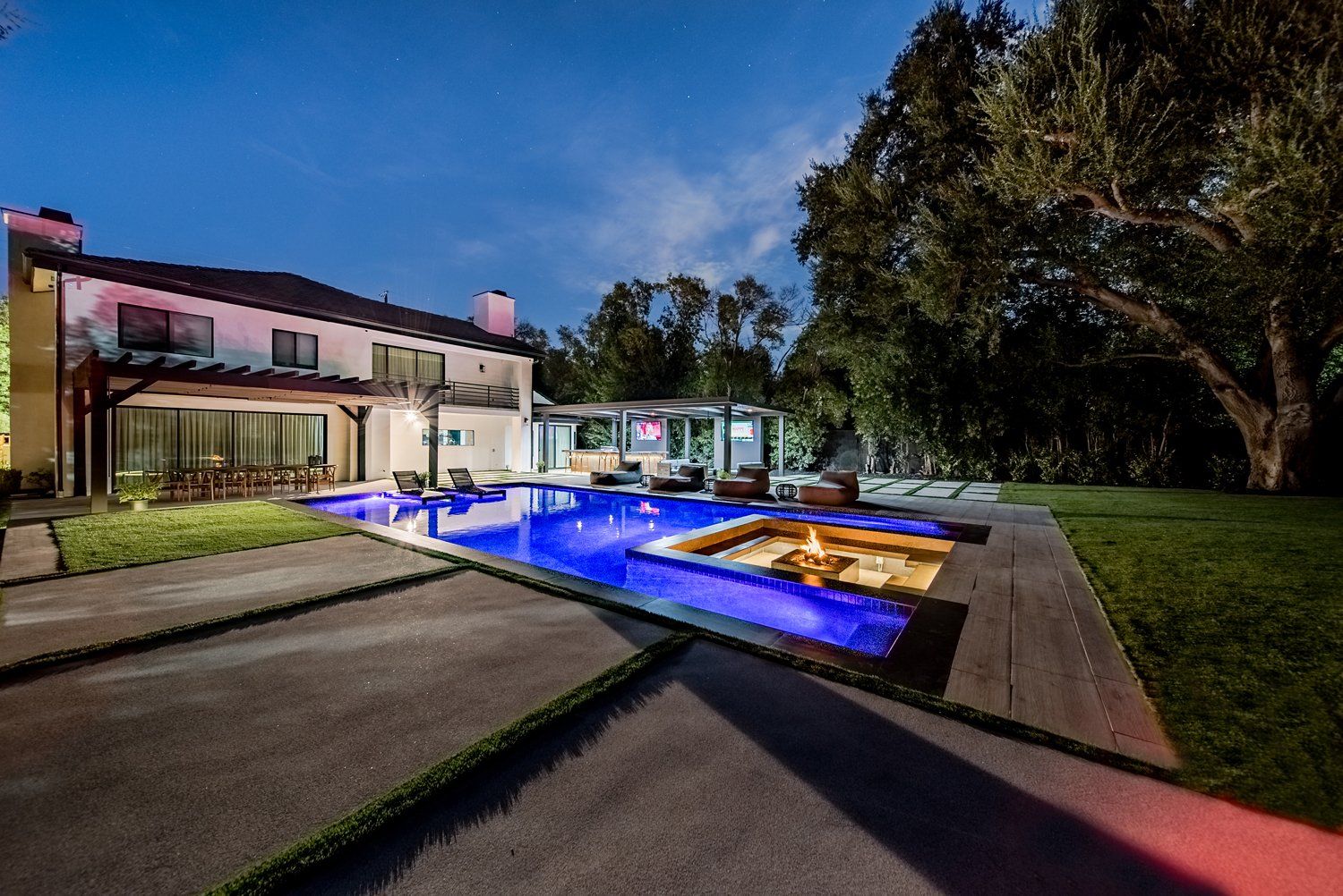 Luxury Swimming pool in Woodland Hills, CA.