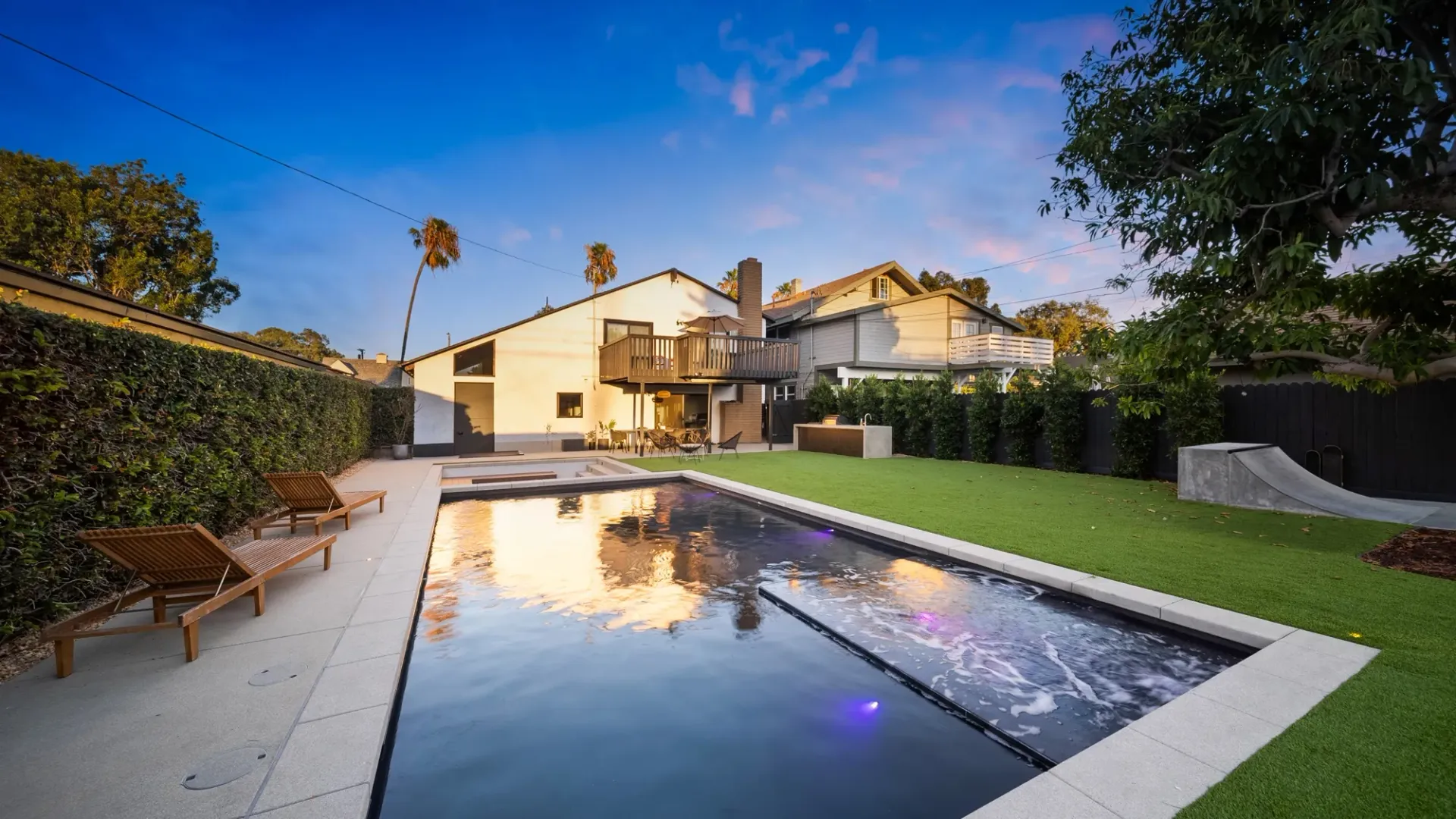 Luxury Swimming pool in Long Beach, CA