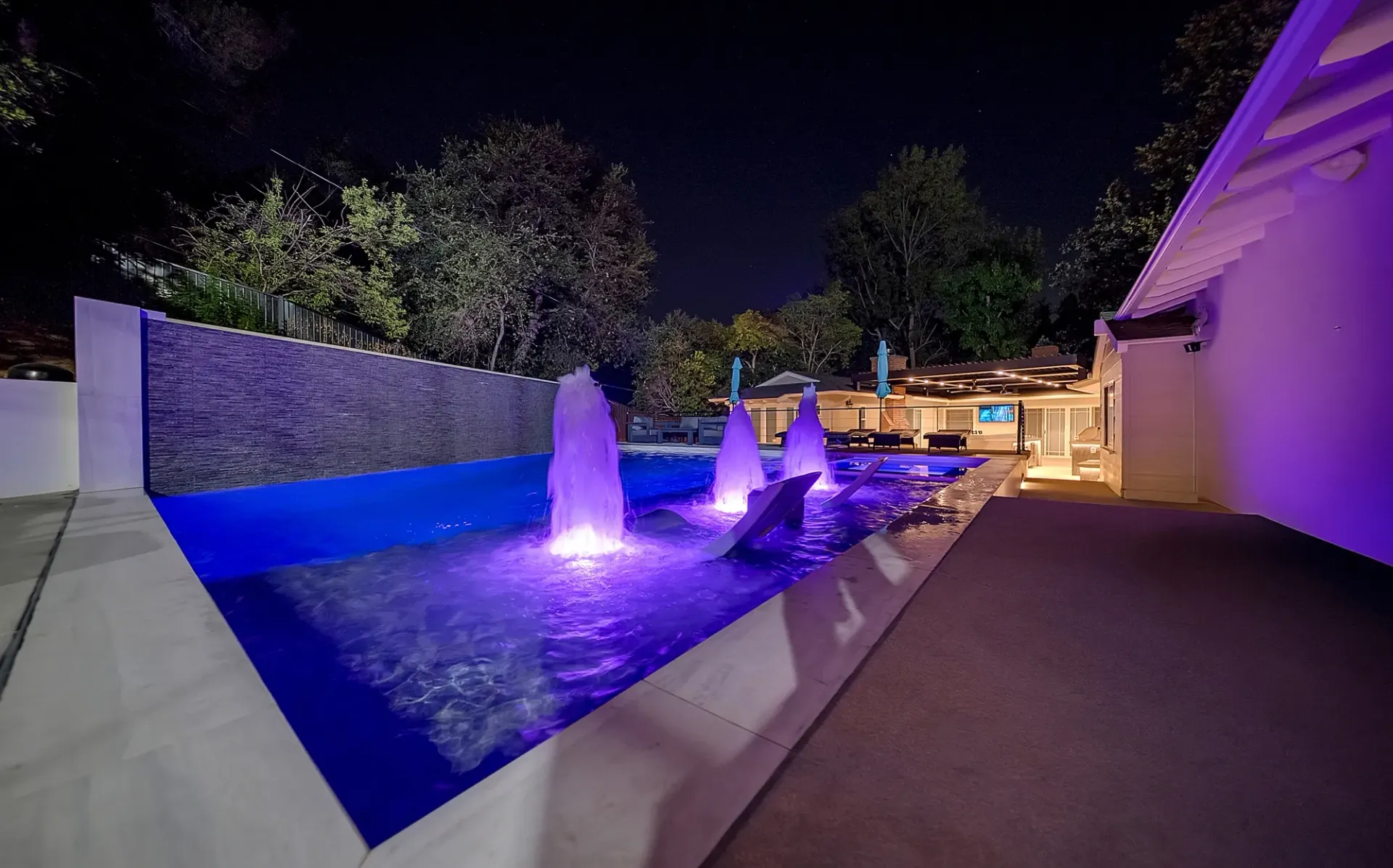 Custom pool and outdoor living space by Westmod. Location - La Canada Flintridge, CA