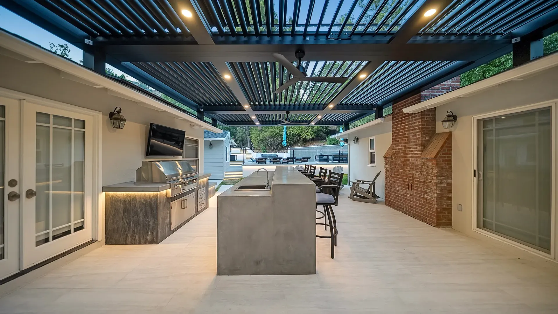 Custom pool and outdoor living space by Westmod. Location - La Canada Flintridge, CA