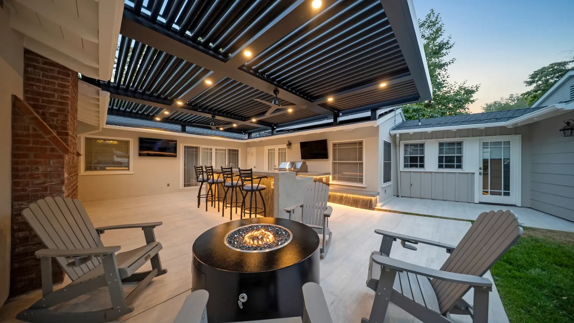 Custom pool and outdoor living space by Westmod. Location - La Canada Flintridge, CA