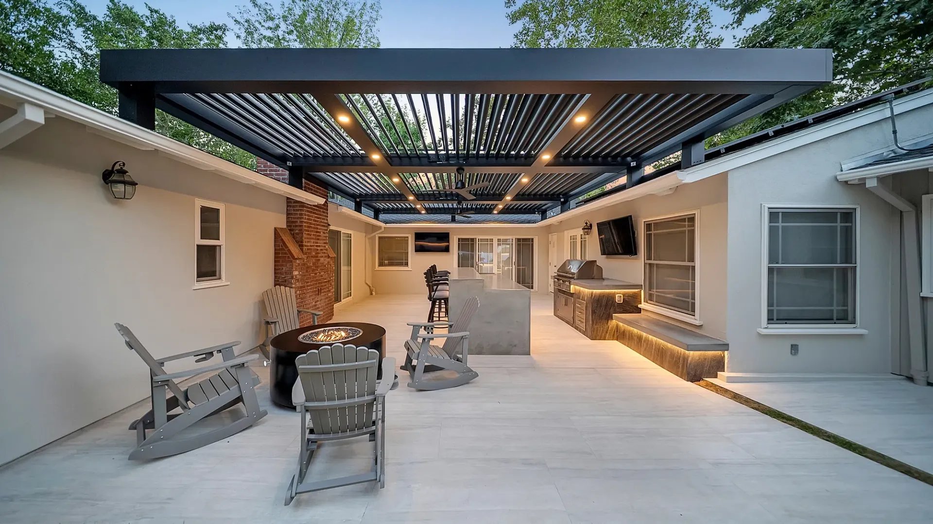 Custom pool and outdoor living space by Westmod. Location - La Canada Flintridge, CA