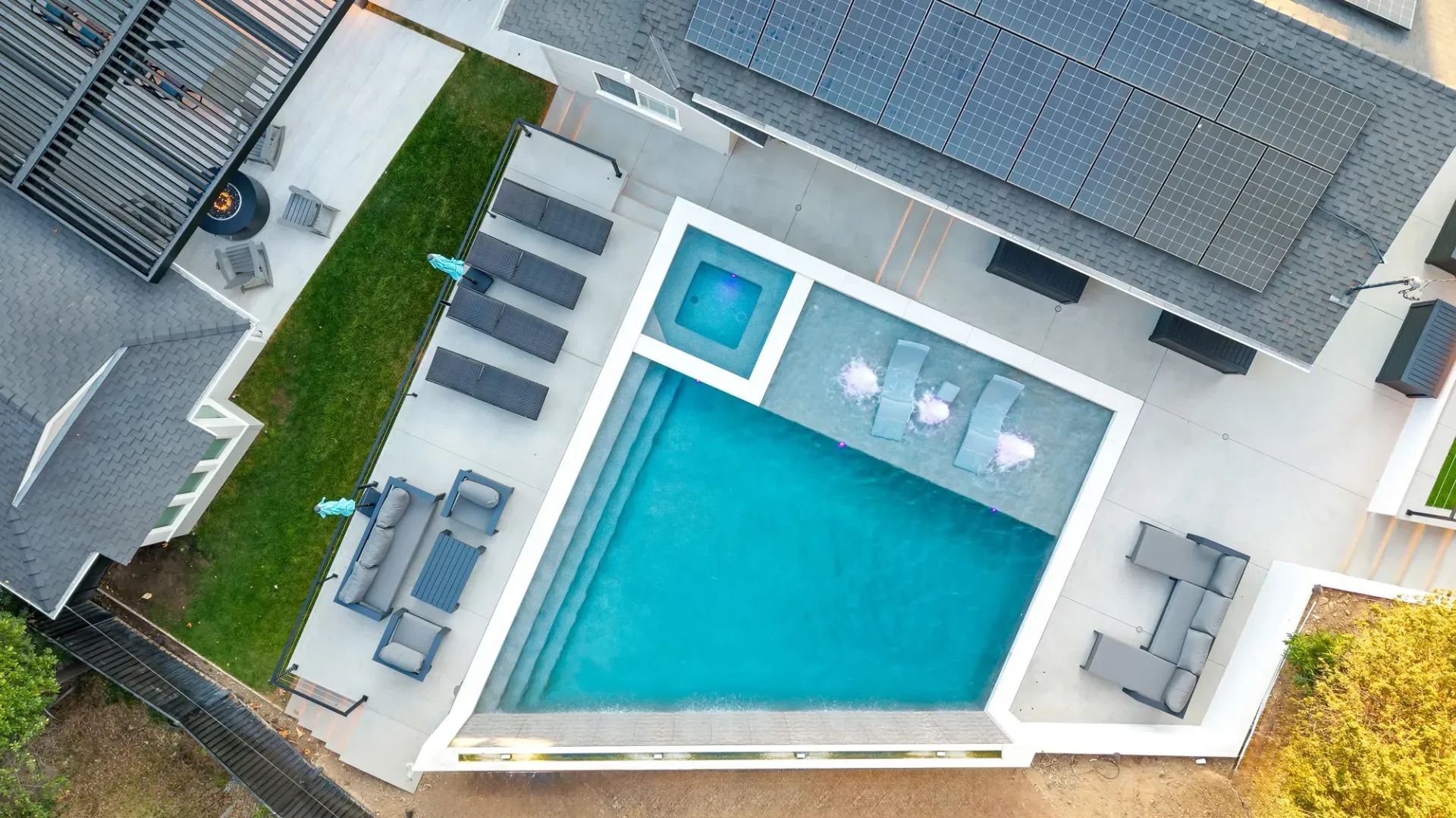 Custom pool and outdoor living space by Westmod. Location - La Canada Flintridge, CA