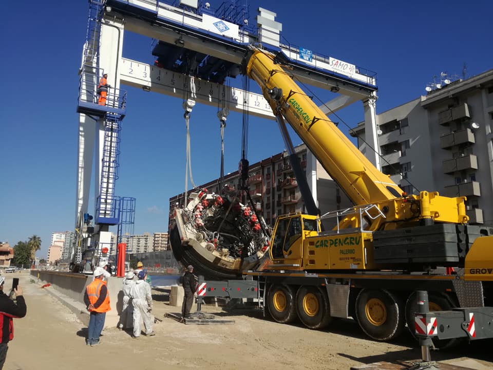 Sollevamento container