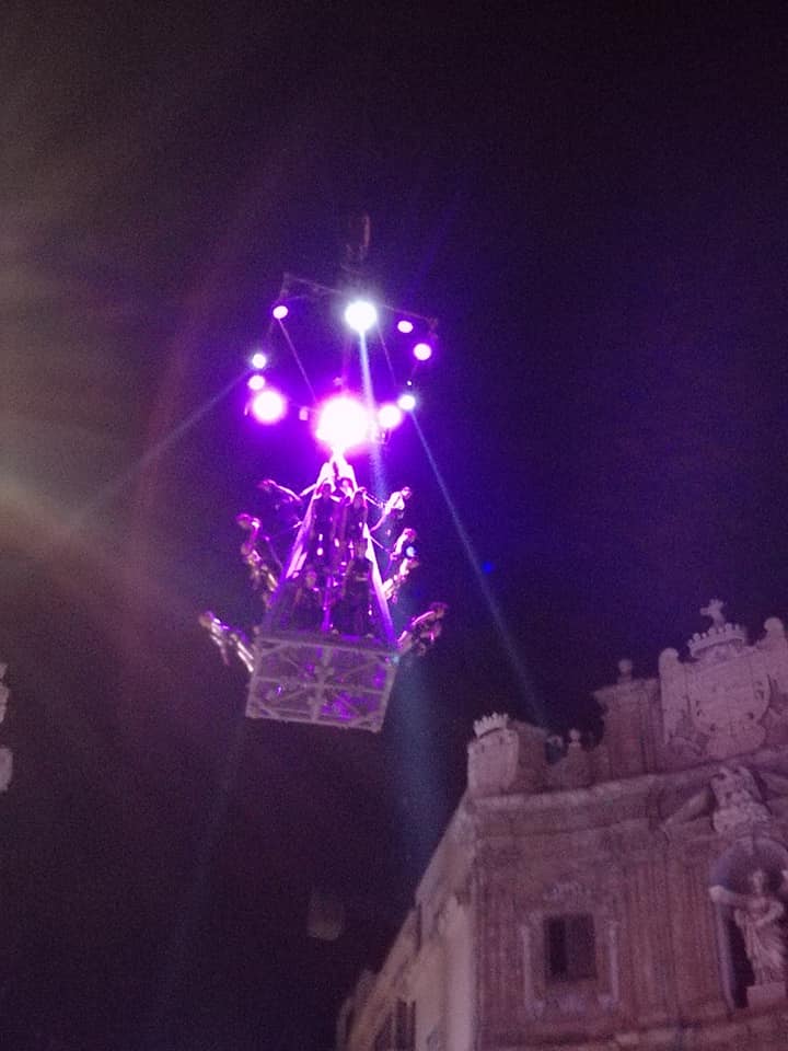 Sollevamento carro processione 3