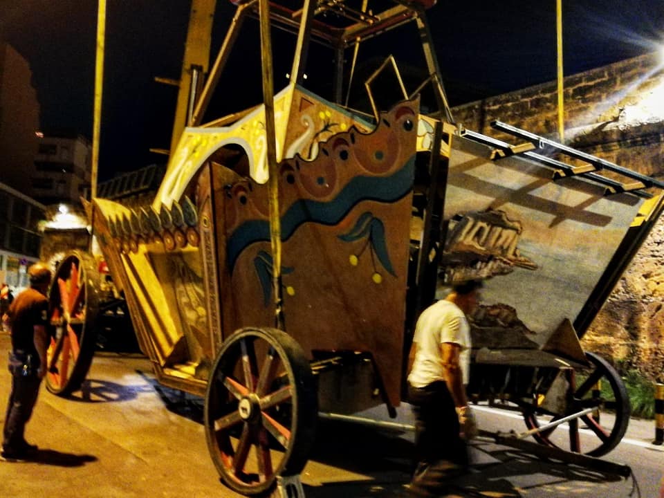 Sollevamento carro processione