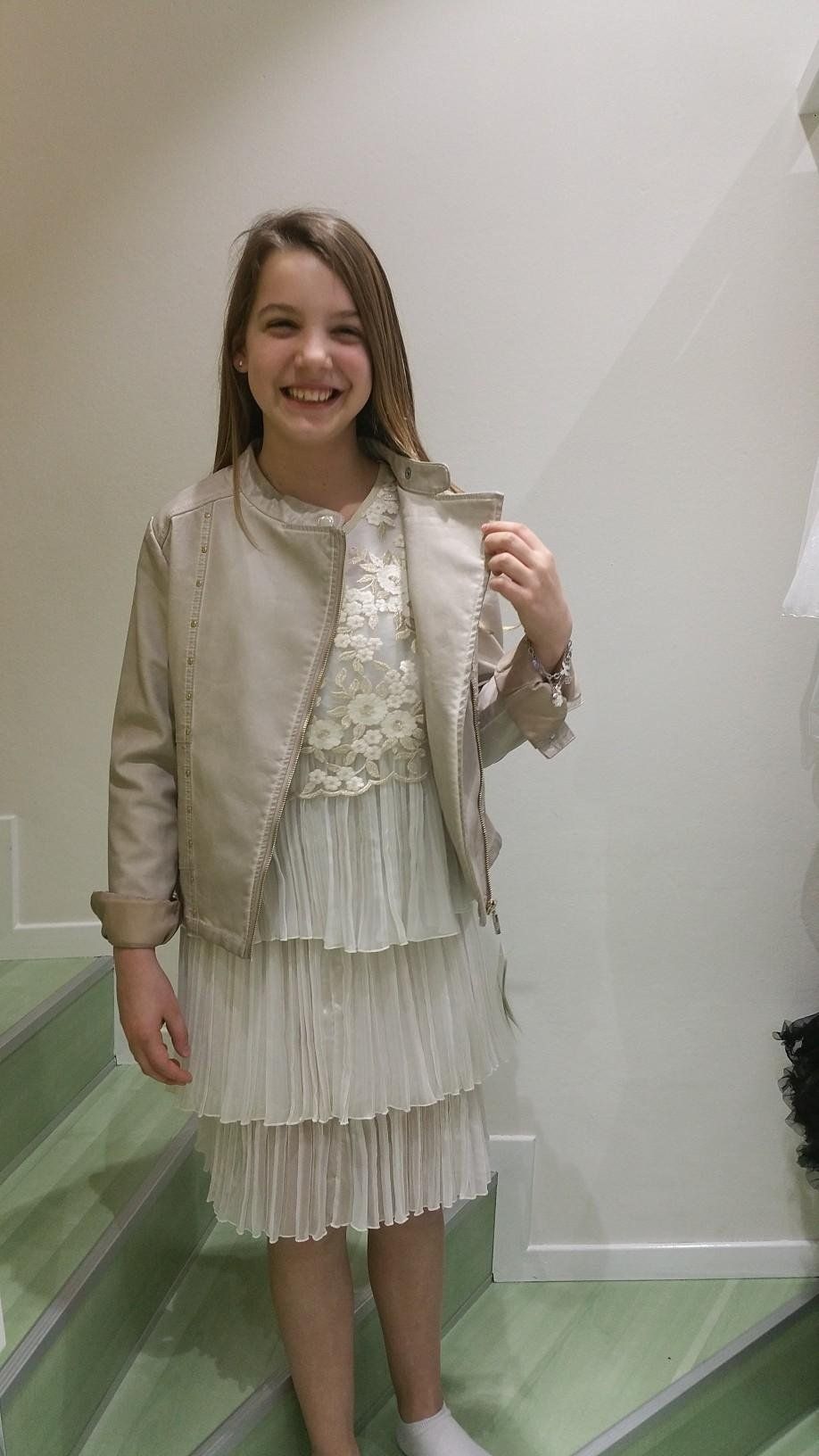 ragazza con abito da sera bianco