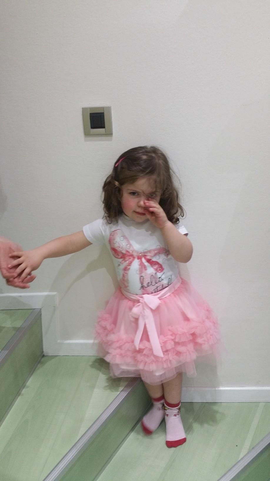 bambina con gonna rosa