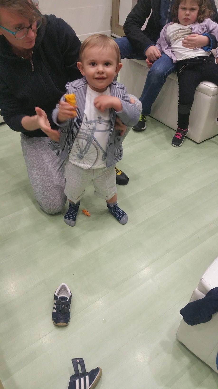 bambino che provo degli indumenti