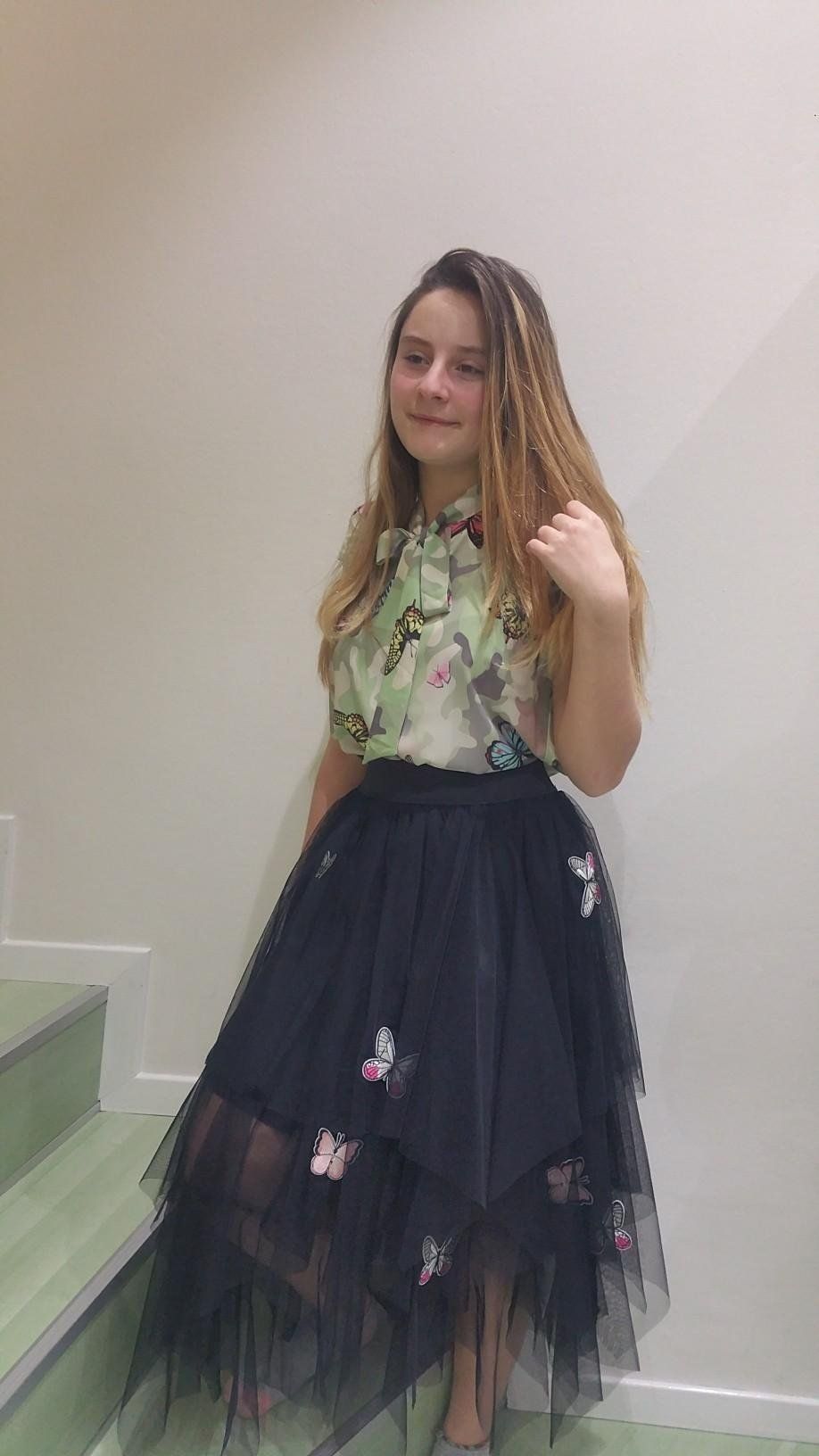 ragazza che indossa una gonna con farfalle