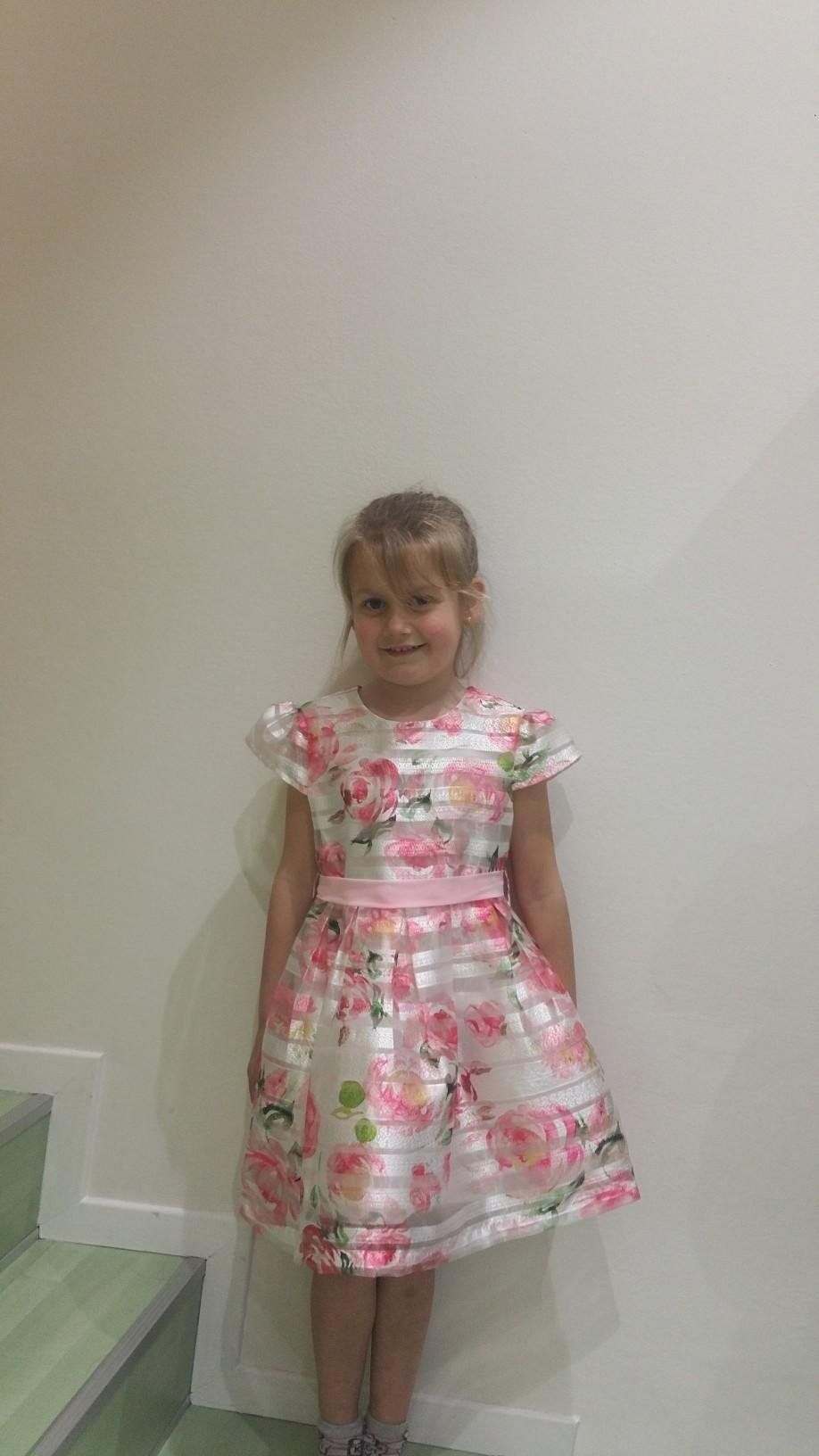 bambina con vestito rosa a fiori