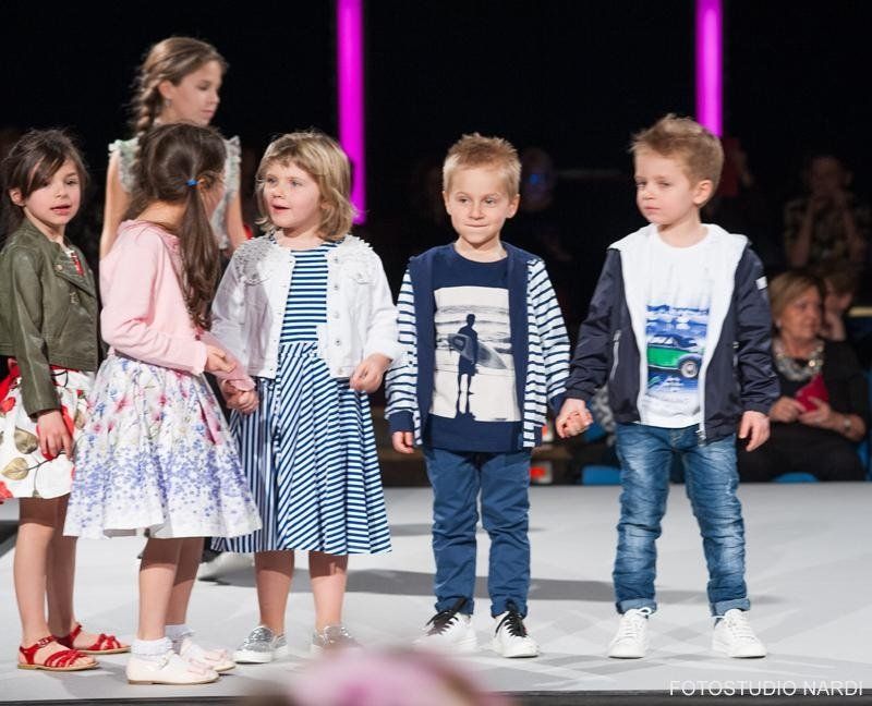 bambini durante una sfilata