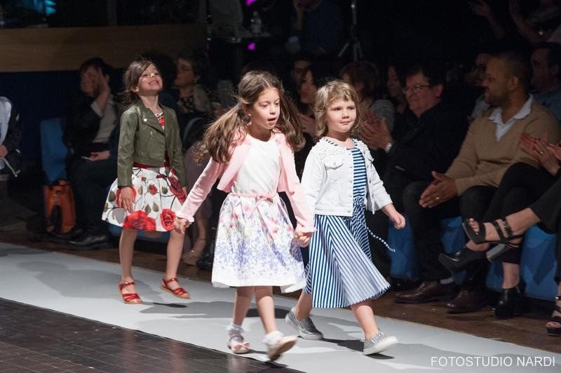 bambine con vestiti sportivi